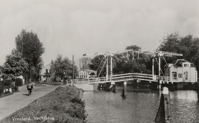 14941 Gezicht op de Vecht in de bebouwde kom te Vreeland uit het zuiden; met de ophaalbrug en het brugwachtershuisje ...